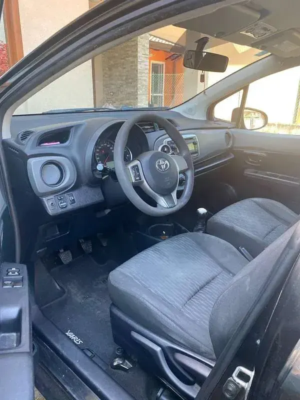 Usata Toyota Yaris Active 69 CV (50 kW) 2012 Nero Utilitaria