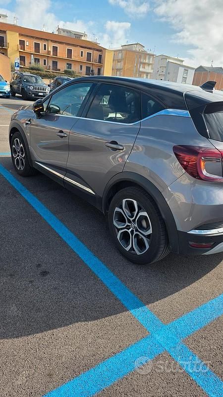 Usata Renault Captur Techno 101 CV (74 kW) 2023 Grigio SUV