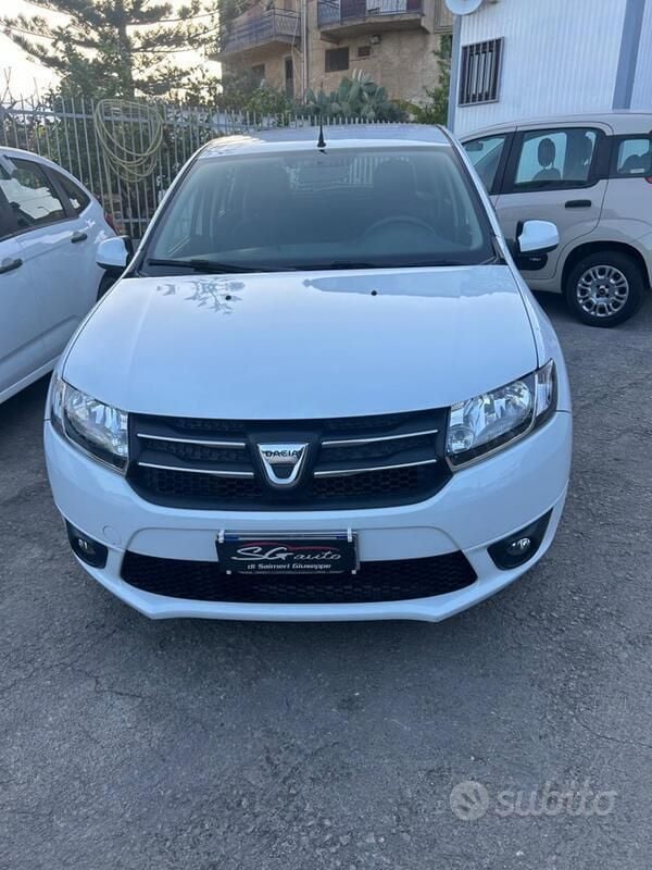 Usata Dacia Sandero Lauréate 75 CV (55 kW) 2015 Bianco Utilitaria