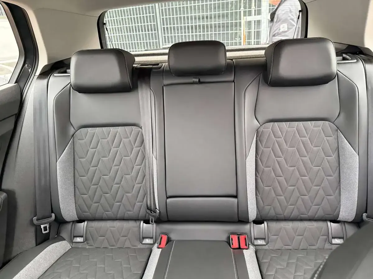 Usado VW Golf VIII 116 CV (85 kW) 2025 Gris Berlina