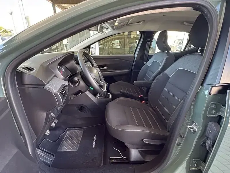 Usata Dacia Sandero Expression 101 CV (74 kW) 2024 Verde Utilitaria