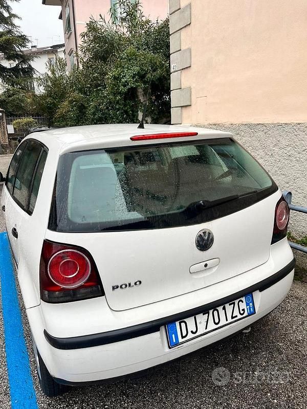 Bianco Usata 2007 VW Polo Trendline Due volumi | 2300 € (Buon prezzo) - Immagine 1/4