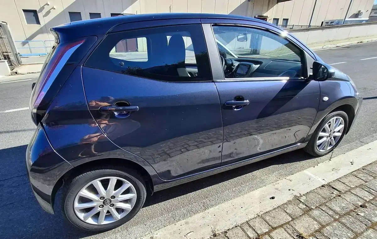 Usata Toyota Aygo X-play 69 CV (50 kW) 2016 Blu/azzurro Utilitaria