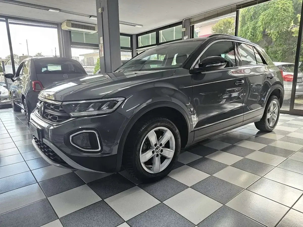 Usata VW T-Roc Life 116 CV (85 kW) 2022 Grigio SUV