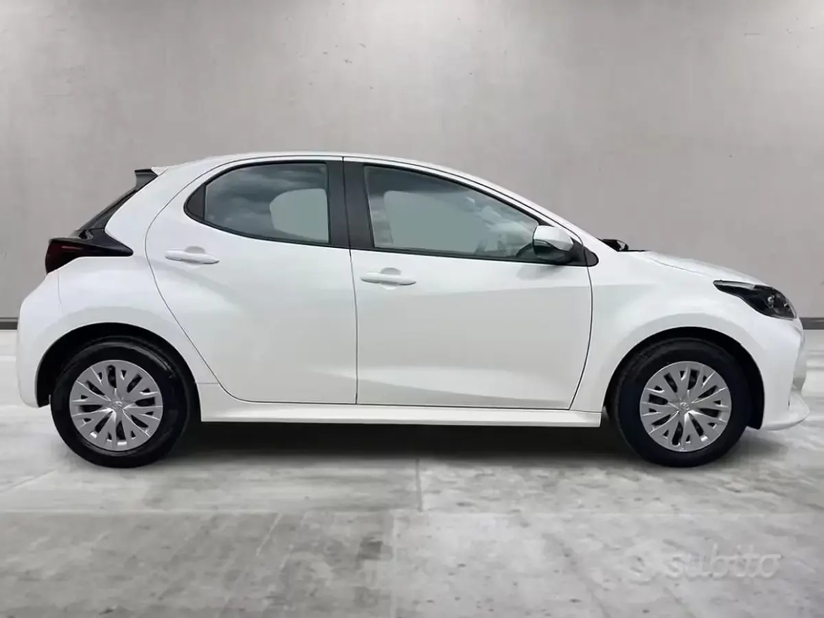 Usata Toyota Yaris Hybrid Active 92 CV (67 kW) 2022 Bianco Berlina
