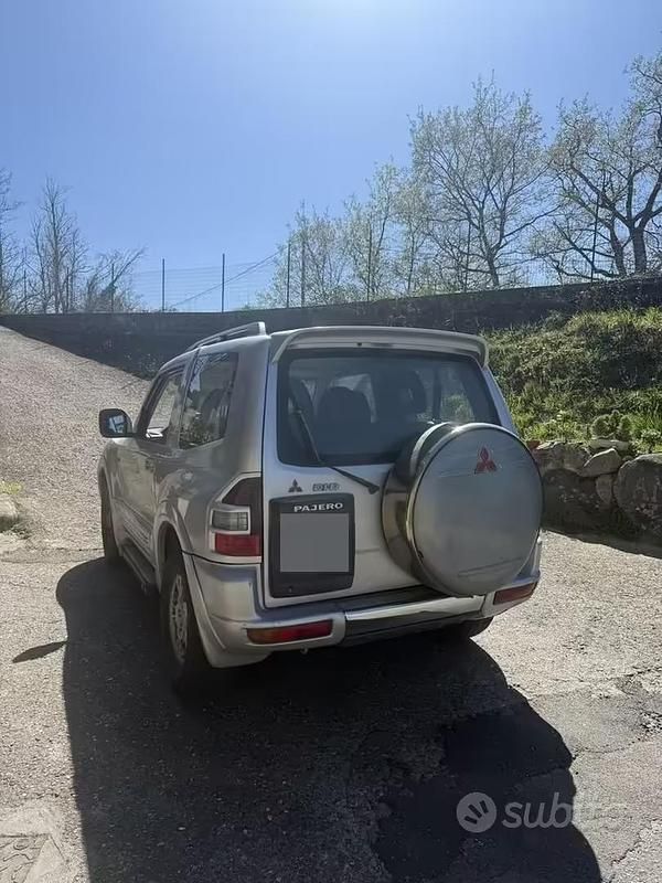 Usata Mitsubishi Pajero 160 CV (117 kW) 2002 Grigio SUV