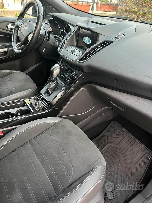 Usata Ford Kuga 120 CV (88 kW) 2017 Grigio SUV