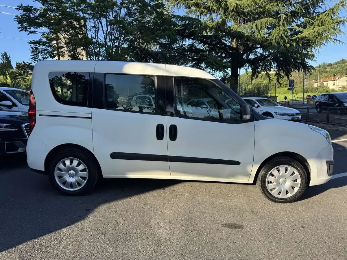Usata Opel Combo 120 CV (88 kW) 2012 Bianco Monovolume