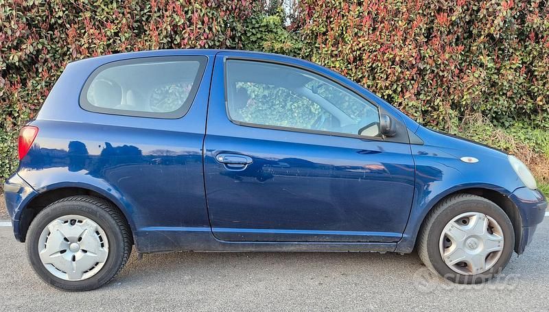Usata Toyota Yaris 86 CV (63 kW) 2000 Blu Utilitaria