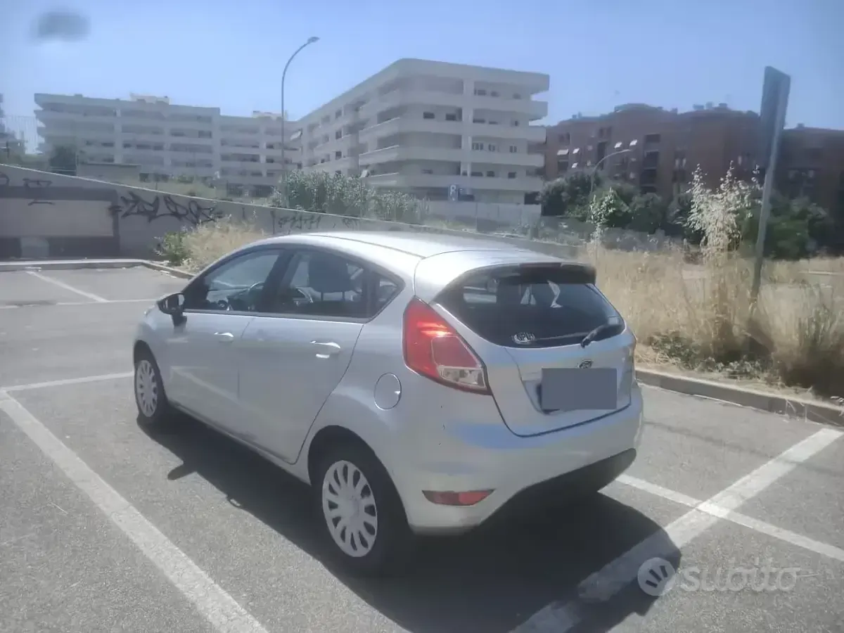 Usata Ford Fiesta 97 CV (71 kW) 2013 Grigio Berlina