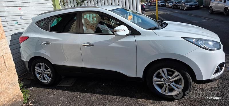 Bianco Usata 2011 Hyundai ix35 SUV | 4000 € - Immagine 1/4