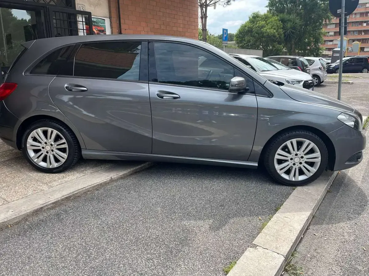 Gebraucht Mercedes B180 Premium 109 PS (80 kW) 2013 Grau Van / Kleinbus