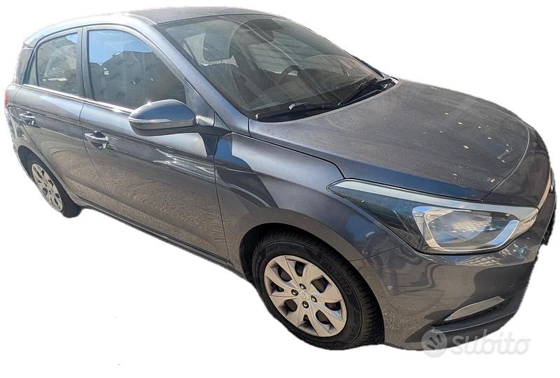 Grigio Usata 2018 Hyundai i20 Classic Tre volumi | 9800 € (Buon prezzo) - Immagine 1/3