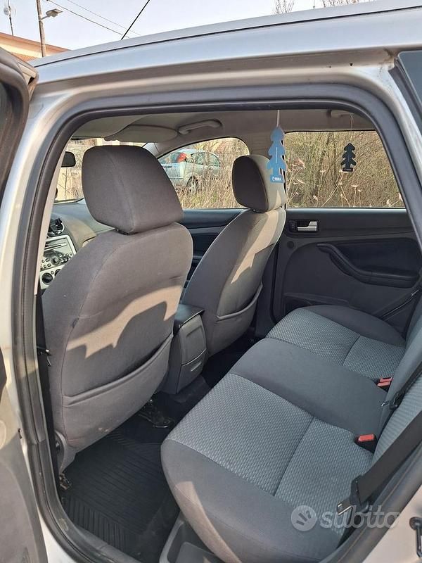 Usata Ford Focus 90 CV (66 kW) 2006 Grigio Station wagon