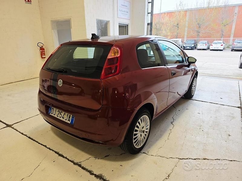 Usata Fiat Grande Punto Dynamic 65 CV (47 kW) 2007 Rosso Utilitaria
