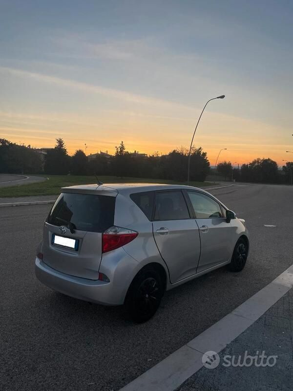 Grigio Usata 2011 Toyota Verso-S Monovolume | 5250 € (Molto cara) - Immagine 1/4