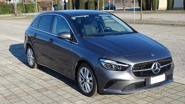 Usata Mercedes B200 Premium 150 CV (110 kW) 2023 Grigio scuro Monovolume