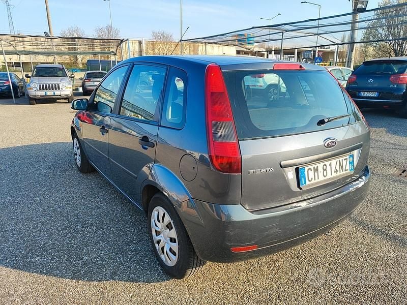 Usata Ford Fiesta Zetec 75 CV (55 kW) 2004 Grigio Utilitaria