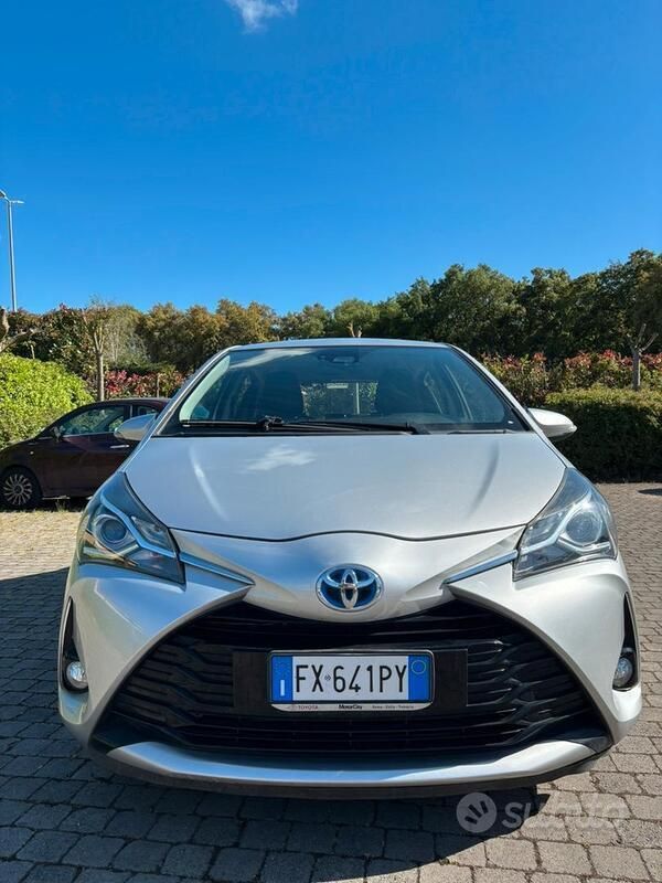 Usata Toyota Yaris Hybrid 73 CV (53 kW) 2019 Grigio Utilitaria