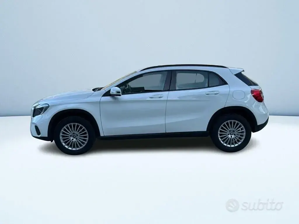 Usata Mercedes GLA180 Business 109 CV (80 kW) 2018 Bianco SUV