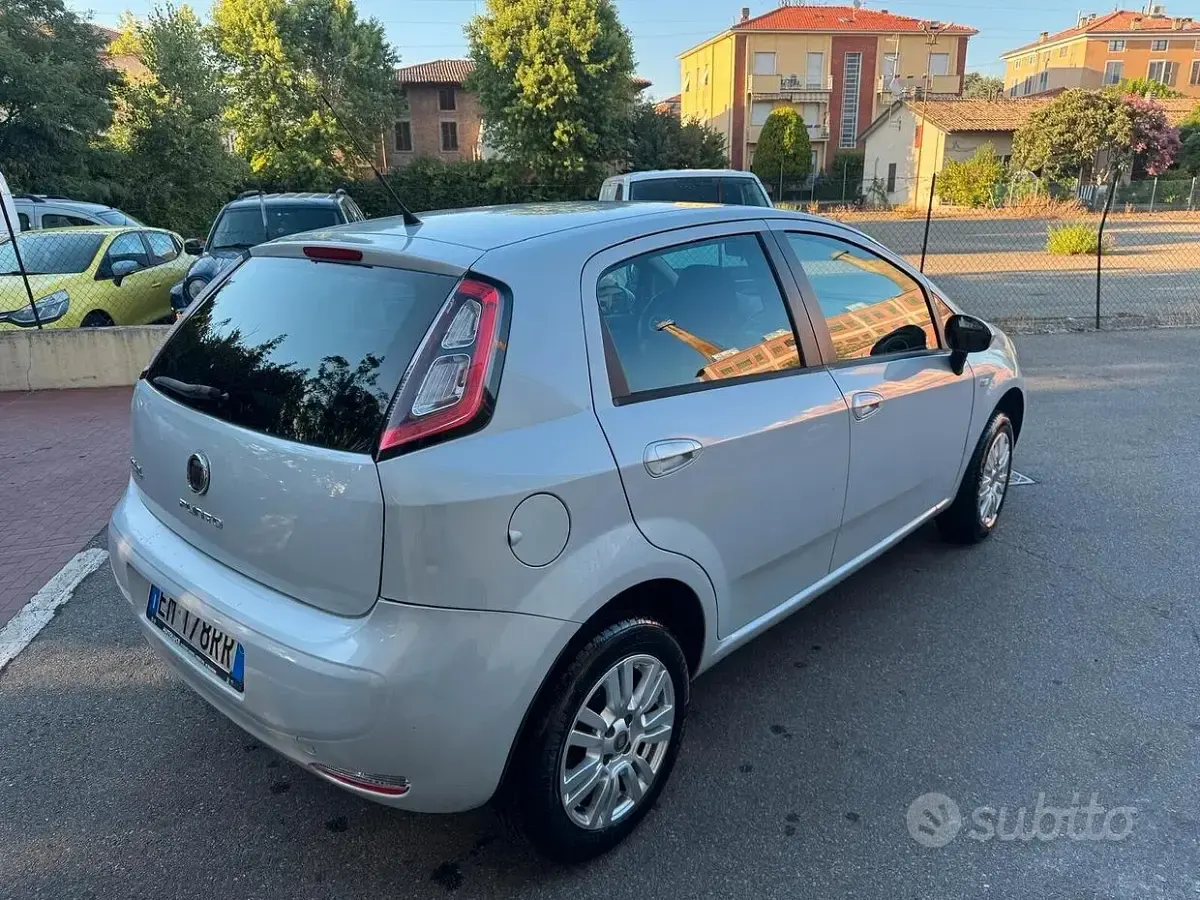 Usata Fiat Grande Punto 69 CV (50 kW) 2012 Grigio Utilitaria