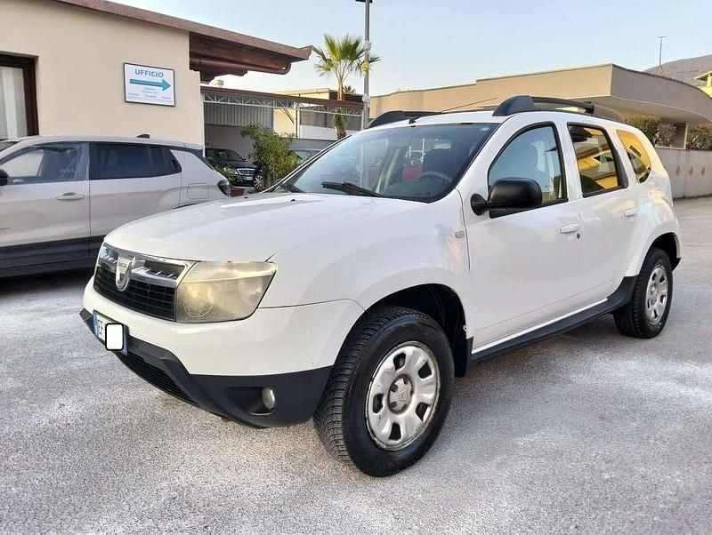 Bianco Usata 2011 Dacia Duster Lauréate Station wagon | 3900 € (Ottimo prezzo) - Immagine 1/4