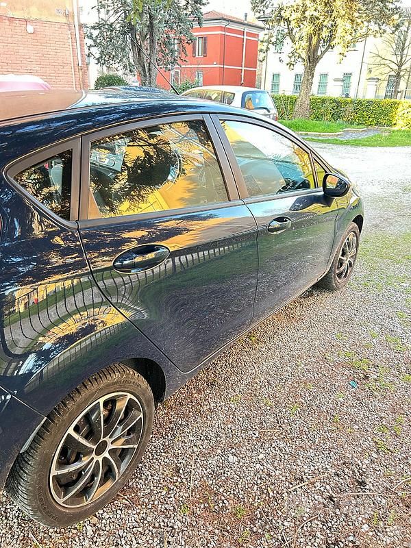 Usata Ford Fiesta 75 CV (55 kW) 2013 Blu Utilitaria
