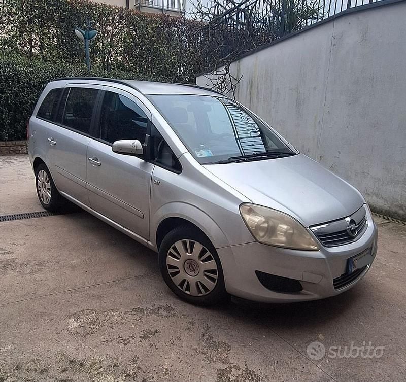 Usata Opel Zafira 2008 Grigio Monovolume