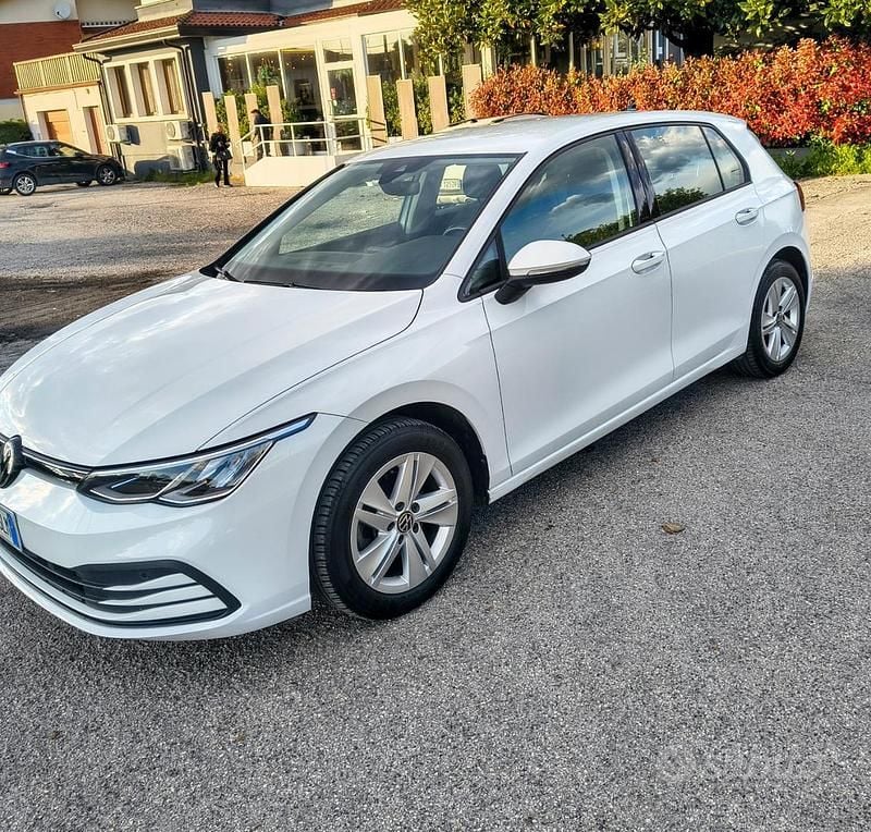 Usata VW Golf VIII Life 130 CV (95 kW) 2022 Bianco Berlina