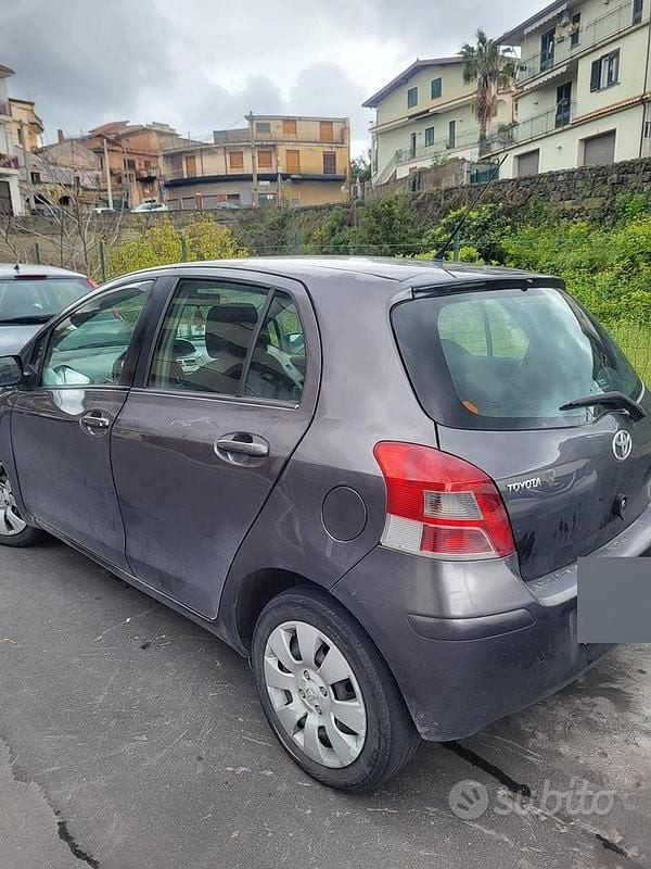 Usata Toyota Yaris 69 CV (50 kW) 2010 Grigio Utilitaria