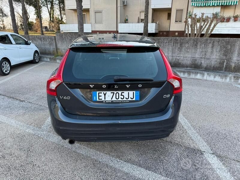 Käytetty Volvo V60 115 HP (84 kW) 2015 Musta Farmari