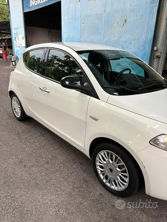 Usata Lancia Ypsilon 69 CV (50 kW) 2016 Bianco Utilitaria