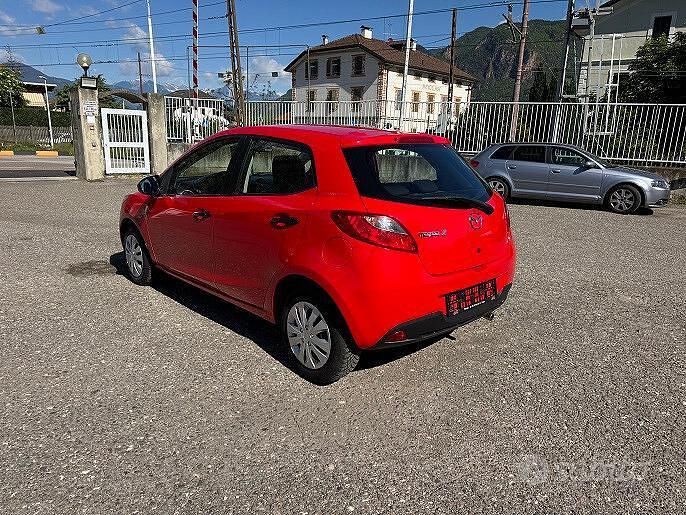 Usata Mazda 2 75 CV (55 kW) 2009 Rosso Utilitaria