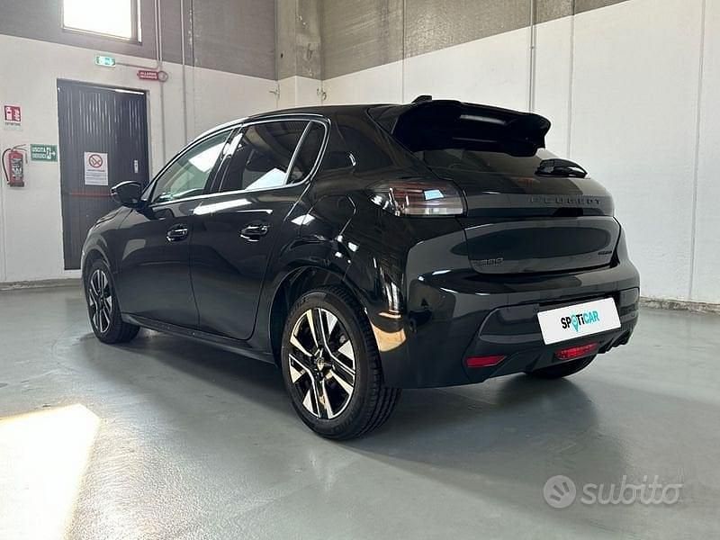 Usata Peugeot 208 Allure 102 CV (75 kW) 2025 Nero Utilitaria