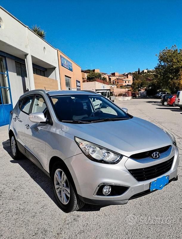 Grigio Usata 2010 Hyundai ix35 SUV | 6900 € (Buon prezzo) - Immagine 1/4