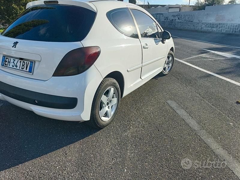 Usata Peugeot 207 70 CV (51 kW) 2011 Bianco Utilitaria