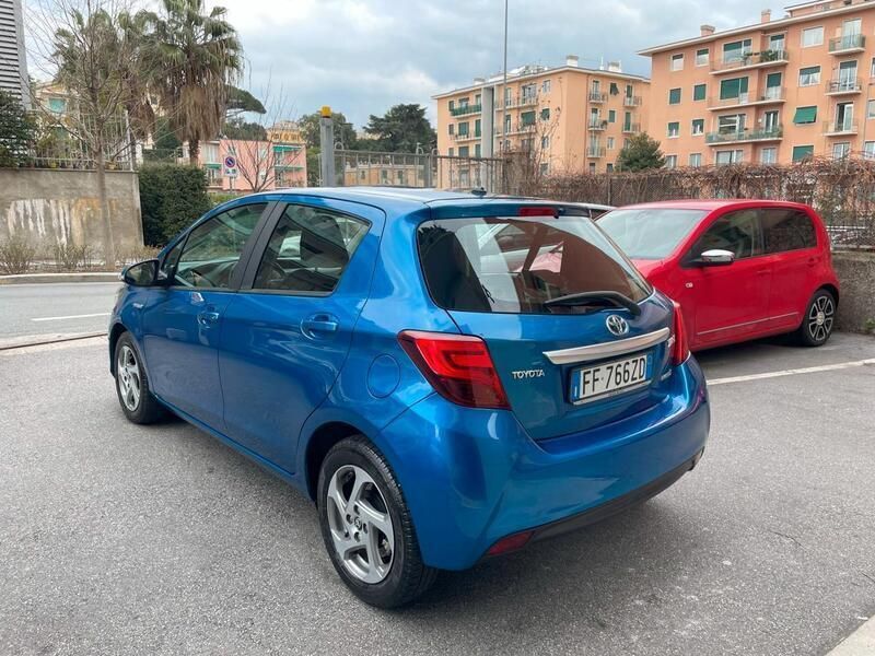Usata Toyota Yaris Hybrid Active 73 CV (53 kW) 2016 Blu/azzurro Berlina