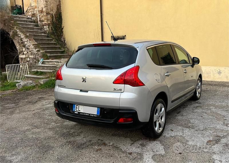 Grigio Usata 2013 Peugeot 3008 Active SUV | 5700 € (Buon prezzo) - Immagine 1/4