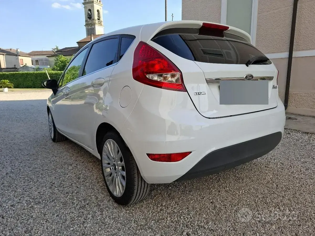 Usata Ford Fiesta 95 CV (69 kW) 2011 Bianco Berlina