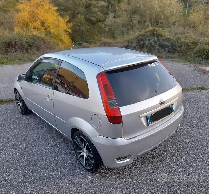 Usata Ford Fiesta 73 CV (53 kW) 2004 Grigio Utilitaria