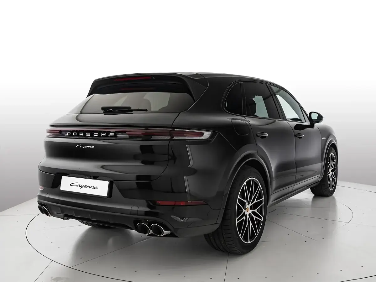 Nuova Porsche Cayenne 2026 Nero cromite metallizzato SUV
