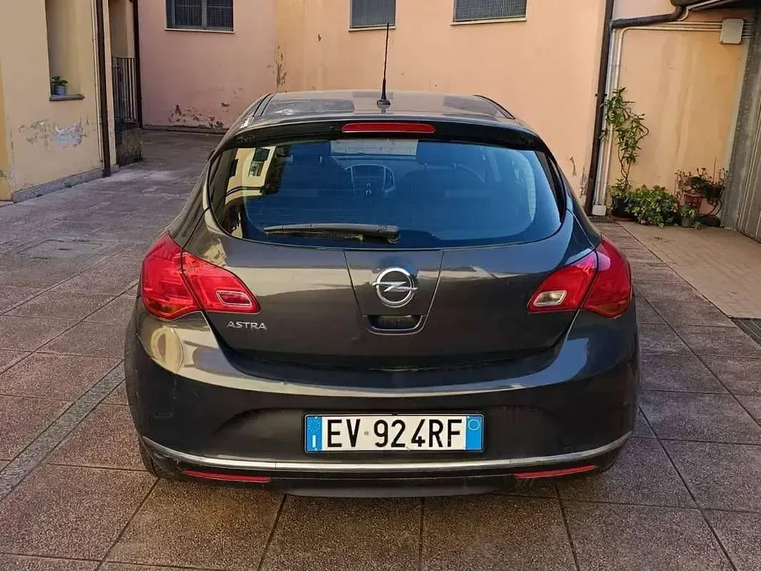 Usata Opel Astra 140 CV (102 kW) 2014 Blu/azzurro Berlina