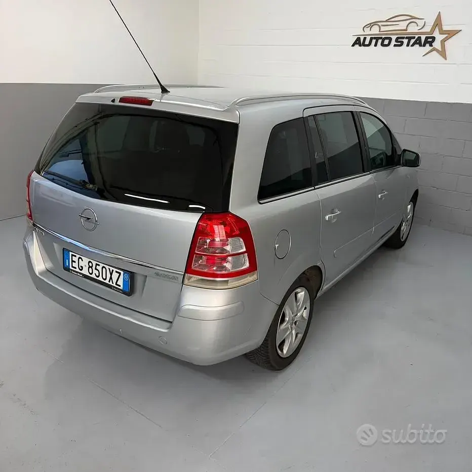 Usata Opel Zafira 110 CV (80 kW) 2011 Grigio Monovolume