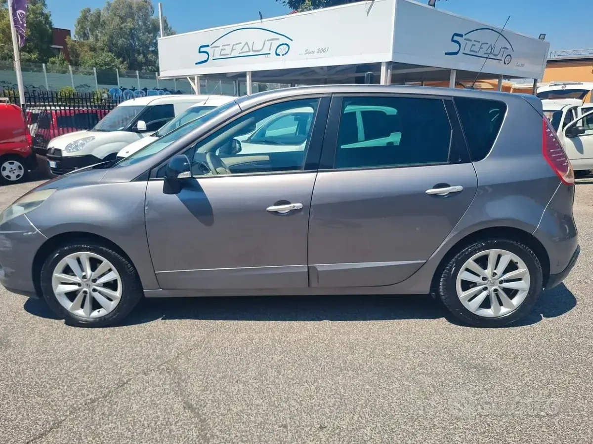 Usata Renault Scénic III 110 CV (80 kW) 2011 Grigio Monovolume