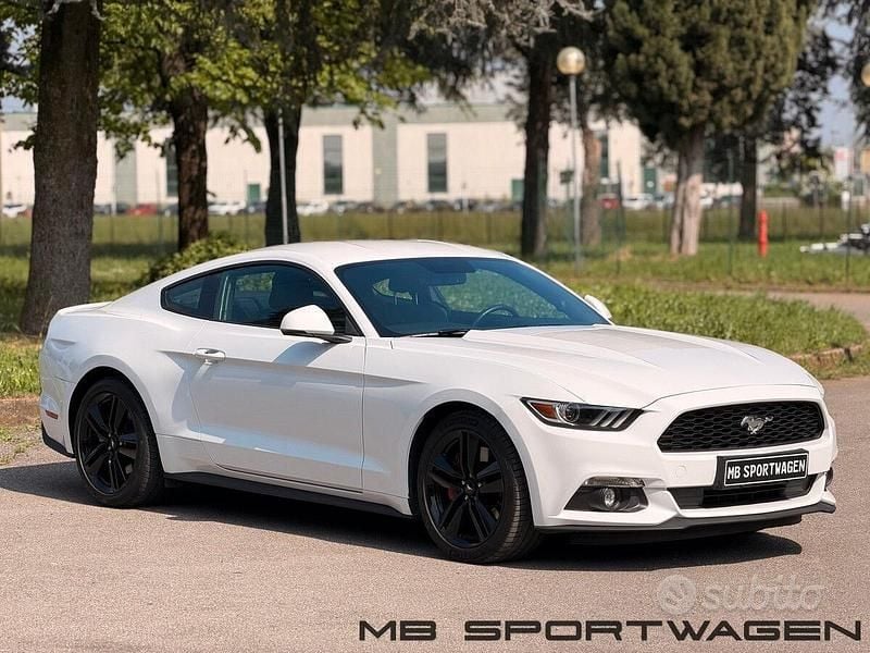 Usata Ford Mustang 317 CV (233 kW) 2016 Bianco Coupé