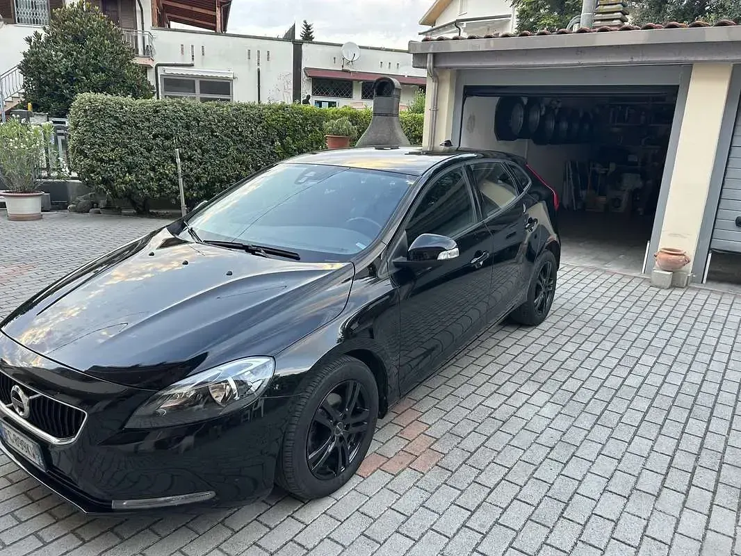 Usata Volvo V40 Business Edition 120 CV (88 kW) 2017 Nero Berlina