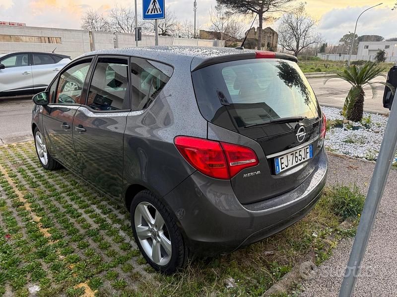 Usata Opel Meriva Cosmo 100 CV (73 kW) 2011 Grigio Monovolume