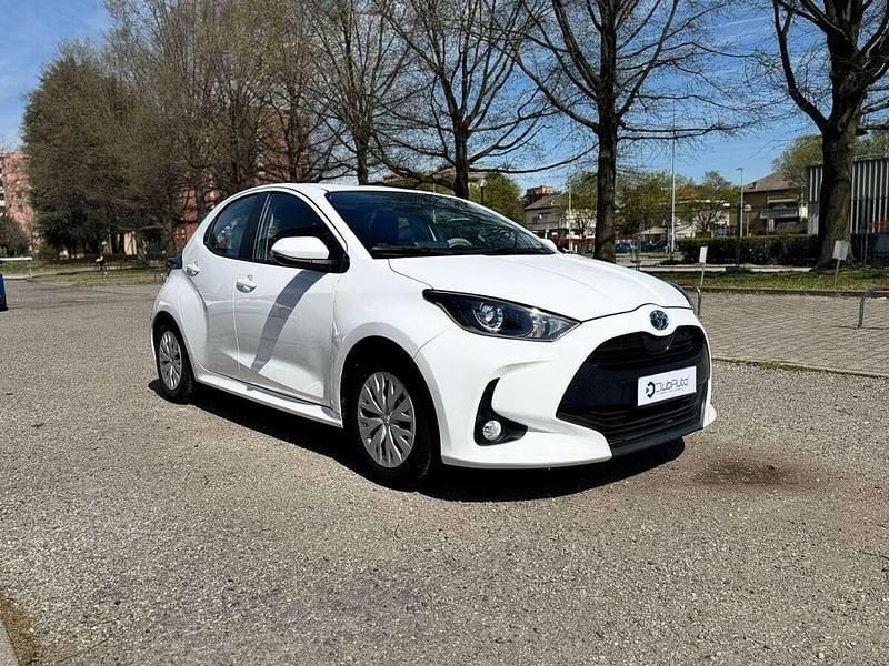 Usata Toyota Yaris Hybrid Active 92 CV (67 kW) 2022 Bianco Berlina
