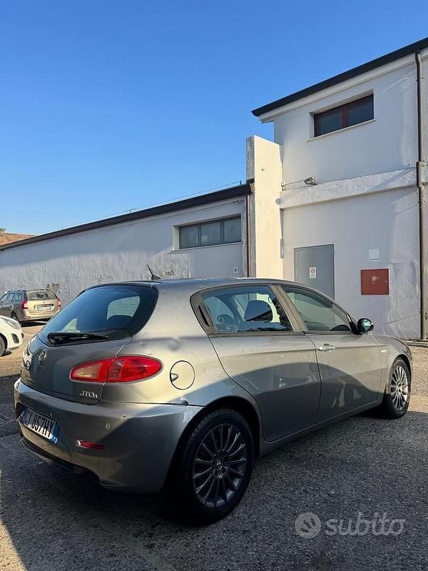 Usata Alfa Romeo 147 Exclusive 149 CV (109 kW) 2006 Grigio Utilitaria