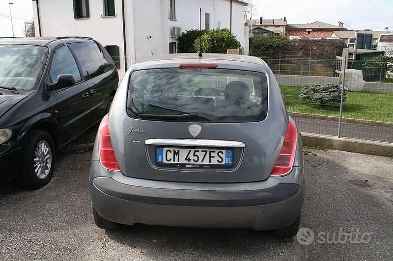 Usata Lancia Ypsilon 95 CV (69 kW) 2004 Grigio Utilitaria